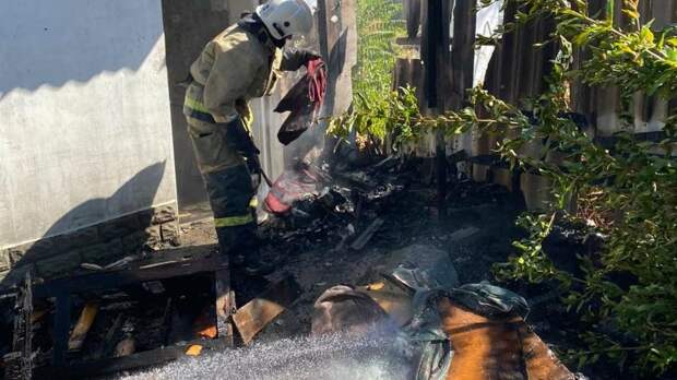В Евпатории ликвидировали пожар хозпостройки