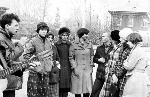 Еще одна группа молодых девушек и парней.