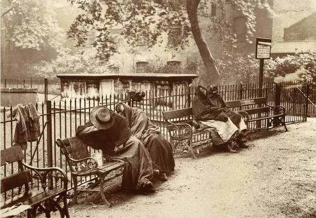 Люди, у которых не было жилья, шли на набережную в поисках ночлега на скамейке / Фото: pikabu.ru Люди, у которых не было жилья, шли на набережную в поисках ночлега на скамейке / Фото: pikabu.ru