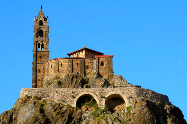 Архитектурный ансамбль, возведенный в несколько этапов после XII века больше не перестраивался и не обновлялся (Saint-Michel d'Aiguilhe, Франция). | Фото: france-guide.livejournal.com.