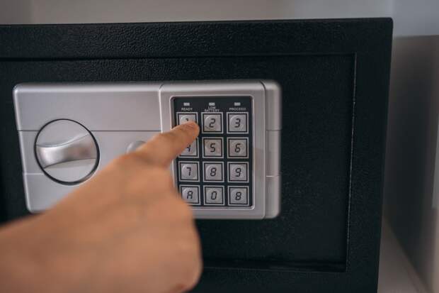Российский студент заблокировал родителей и вынес из дома сейф с миллионами
