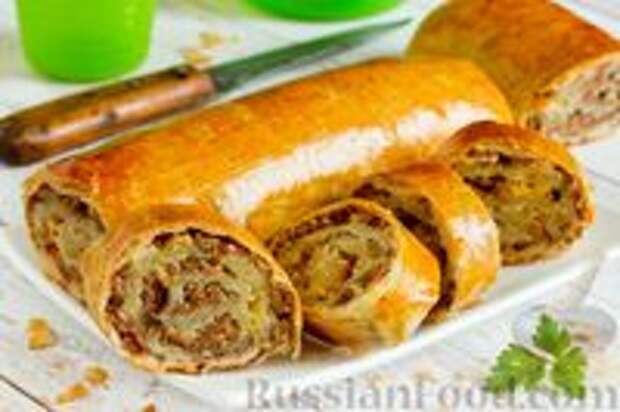 Фото к рецепту: Штрудель с мясом, луком и сыром