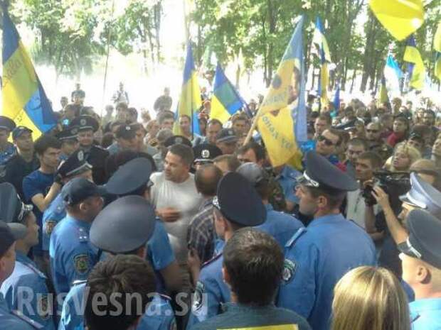 В Харькове годовщину освобождения от фашистов отметили митингами, потасовками и взрывом на железной дороге (фото, видео) | Русская весна