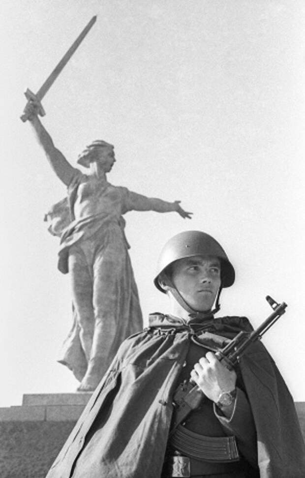 Мемориальный комплекс на Мамаевом кургане. Воин в почетном карауле, 1967 год