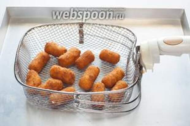 Картофельные крокеты фритируются при температуре 170-180°С 3-5 минут до готовности. Готовность у них наступает, когда они становятся коричневатыми и всплывают.