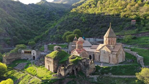 Прощай, Арцах. Храм Дадиванк. Фото из откр. источников