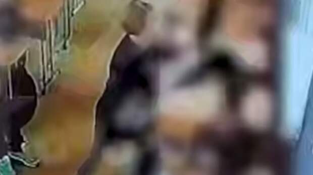 Бьет стулом и заклеивает рты. В Приморье учительница по-своему воспитывает школьников