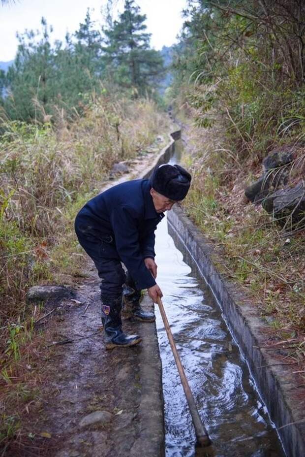 Китаец потратил 36 лет на рытье канала на склоне горы канал, труд