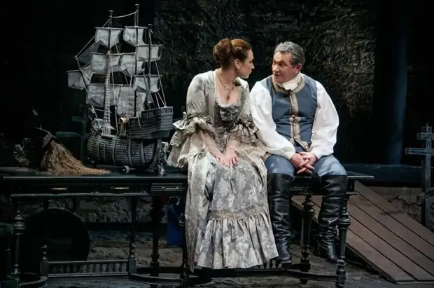 Спектакль «Любовь у трона» в Театре им. Вахтангова