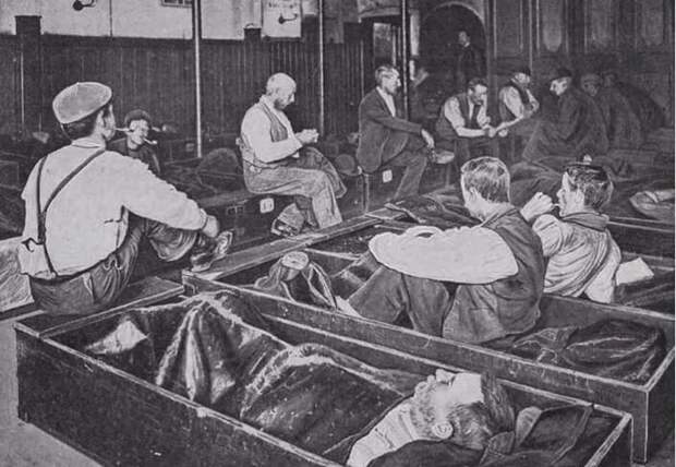 Счастливчики, которым удалось собрать 7 пенсов, могли провести ночь на настоящей кровати / Фото: pikabu.ru