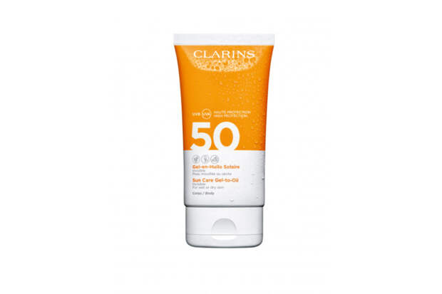 Солнцезащитный гель для тела SPF 50 Gel-en-Huile Solaire Corps, Clarins быстро и равномерно наносится как на сухую, так и на влажную кожу. Формула включает два комплекса: Sunplantcomplex содержит растительные экстракты против фотостарения и обезвоживания кожи под действием солнечных лучей, а Sunfiltercomplex защищает кожу от УФ-лучей типов UVA и UVB