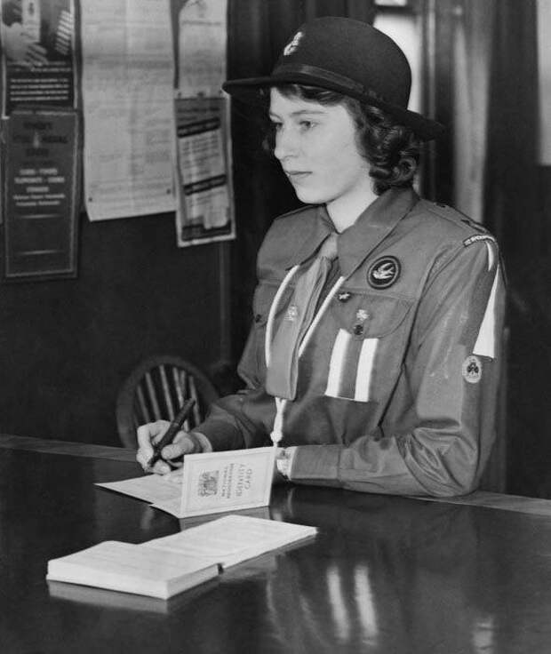 16-летняя принцесса Елизавета II записывается на военную службу. 25 апреля 1942 года.  история, люди, фото