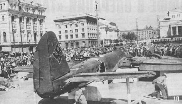 Широко извстные фото, это Ju-88, который поставили на площади Свердлова. 25 июля.