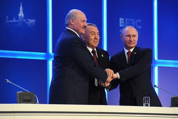 Владимир Путин, Президент Казахстана Нурсултан Назарбаев (в центре) и Президент Белоруссии Александр Лукашенко.