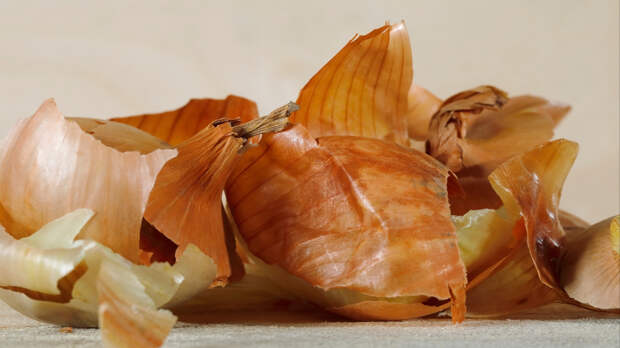 Зачем класть луковую шелуху под кровать