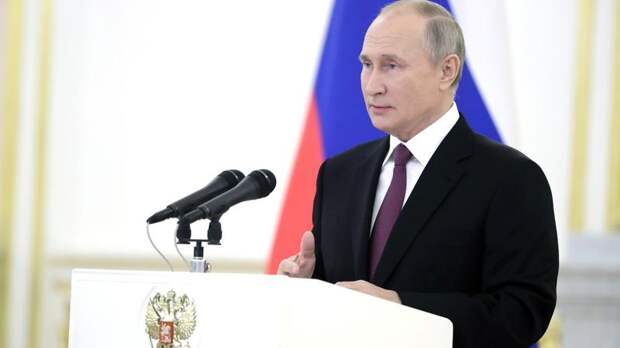 Путин присудил 11 петербургским врачам государственные награды