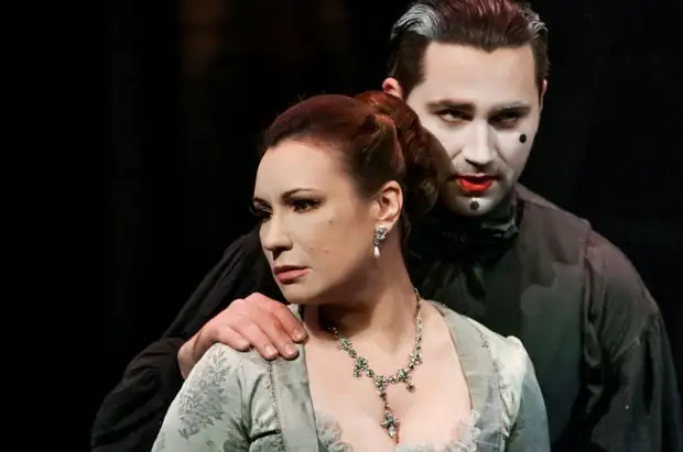 Спектакль «Любовь у трона» в Театре им. Вахтангова