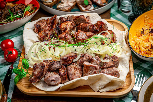 Врач Мацола: шашлык необходимо употреблять вместе с овощами