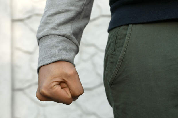 В Рязанской области мужчина избил посетительницу кафе бутылкой и кальяном