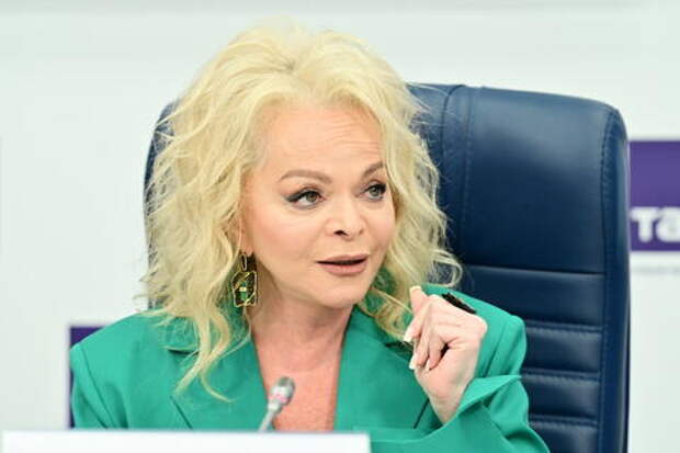 Болотная жижа из пруда Ларисы Долиной стекает прямо в ручей, загрязняя берега. Возмещение ущерба может обойтись народной артистке в круглую сумму