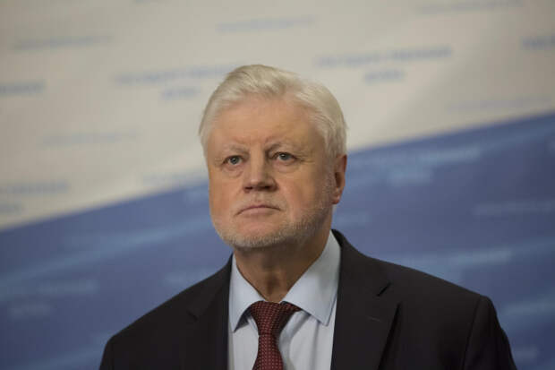 "Уже минут 40 Миронов орёт на офис РКН": У офиса Роскомнадзора перфоманс