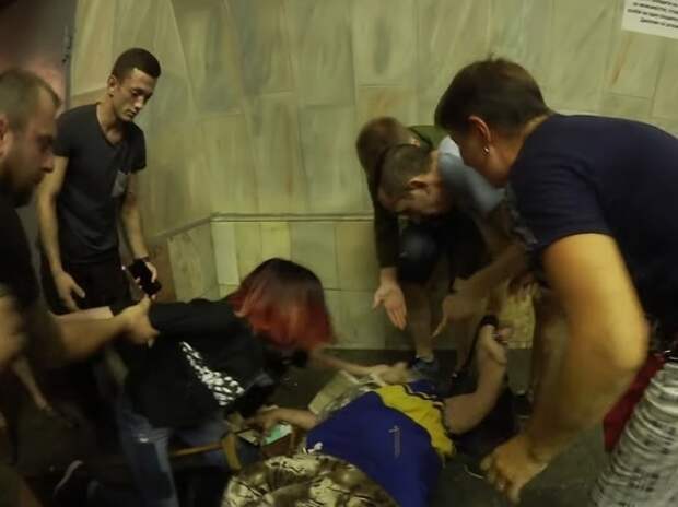 В Киевском метро пенсионерка пыталась загрызть котенка