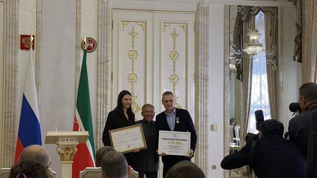 Минниханов поздравил «Динамо-Ак Барс» с чемпионством и вручил сертификат на 5 млн рублей