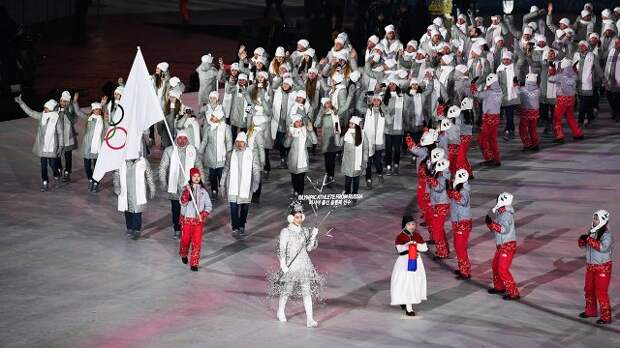 Российские спортсмены во время парада атлетов на церемонии открытия зимних Олимпийских игр в Пхенчхане