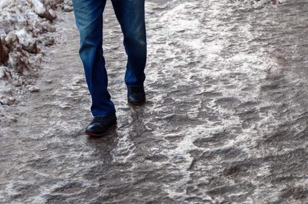 Юрист Русяев объяснил, кто отвечает за травмы из-за льда во дворах