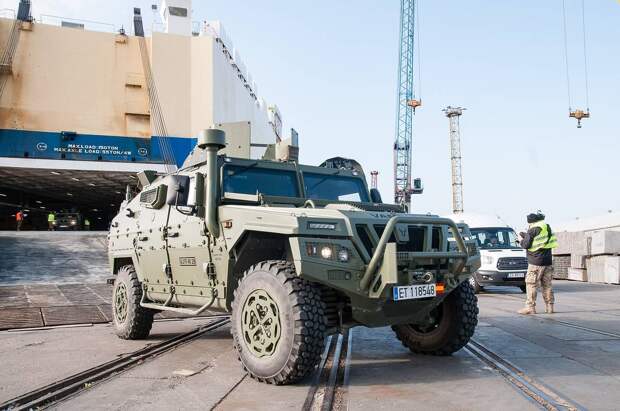 Испанские военные сбросили с самолета внедорожник за полмиллиона евро