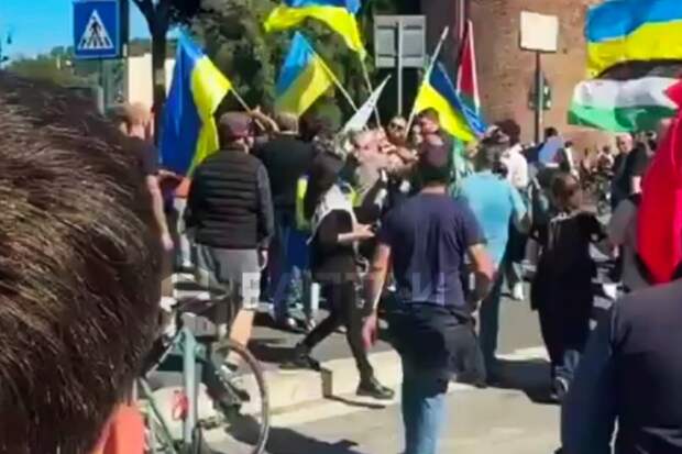 На митинге в Италии произошла стычка из-за флагов Украины