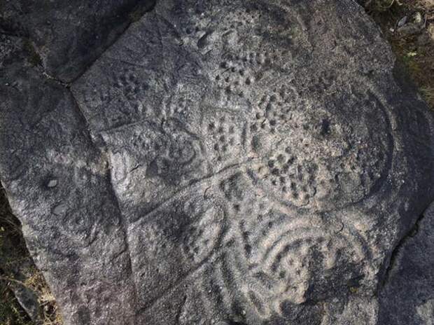 Petroglyph-with-circles
