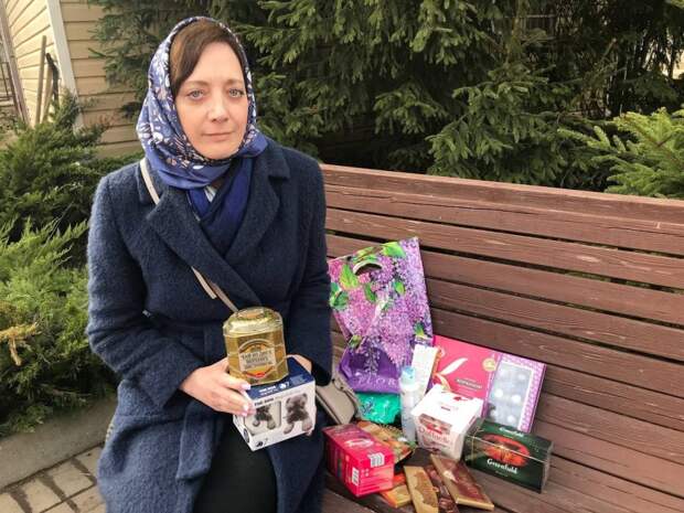 Волонтёр Елена Кузьминова с подарками для пожилых и инвалидов. Фото: Татьяна Латышева