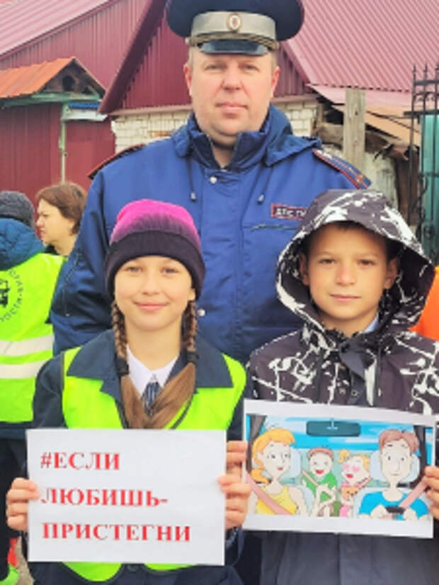 Юные липчане вышли на трассу с лозунгом «Пристегнись, Россия!»
