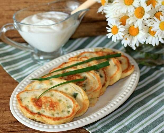 Оладьи будут вкуснее, если подать их с соусом. / Фото: food.pibig.info