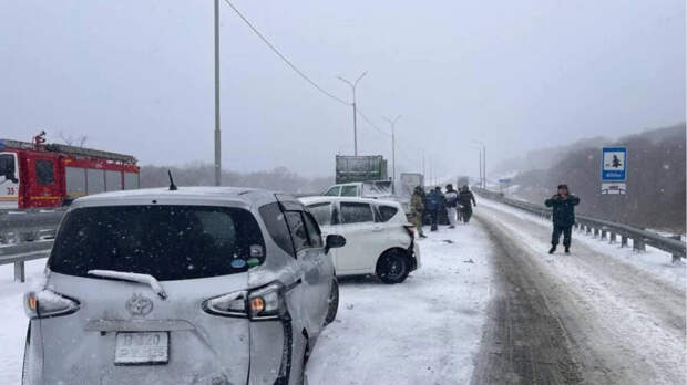 На трассе в Приморье столкнулись 25 автомобилей