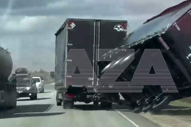 Baza: ураган снес и перевернул грузовик с прицепом на трассе М5 под Самарой
