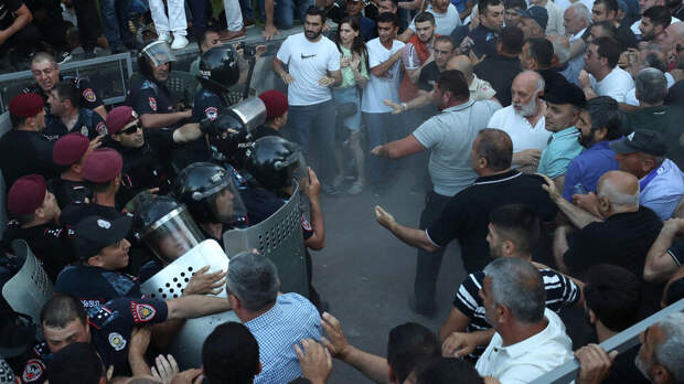 Число пострадавших в столкновениях у парламента Армении выросло до 101