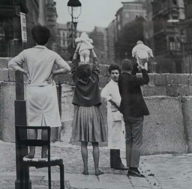 Жители Западного Берлина показывают детей своим бабушке и дедушке, которые проживают на восточной стороне, 1961  история, люди, фото