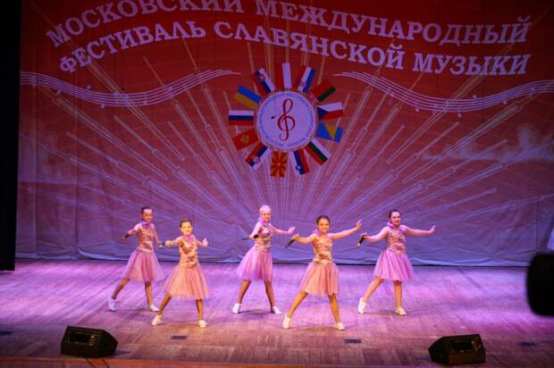 На большой сцене выступят фольклорные и музыкальные коллективы из России, Сербии и Болгарии / Фото: vk.com/public85386482