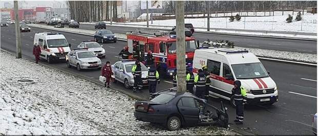 Осветительный столб, оказался крепче Mitsubishi