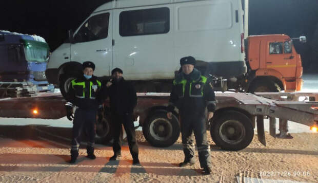 Сотрудники ДПС из Муравленко помогли водителю на дороге