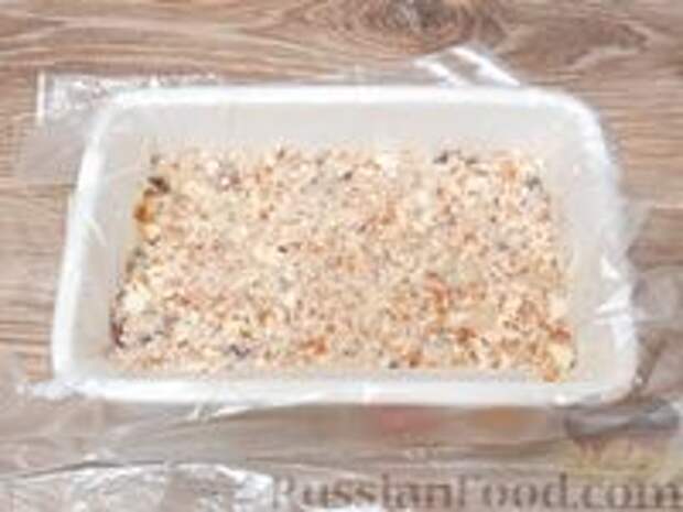 Фото приготовления рецепта: Конфеты из белого шоколада, сгущёнки, орехов и вяленой клюквы - шаг №10