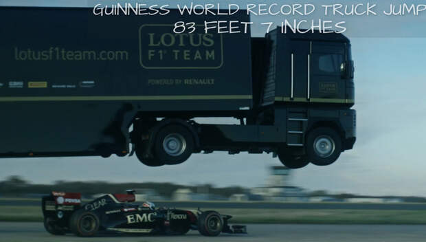 В Сети идет на рекорд видео с грузовиком, пролетевшим над болидом Формулы-1