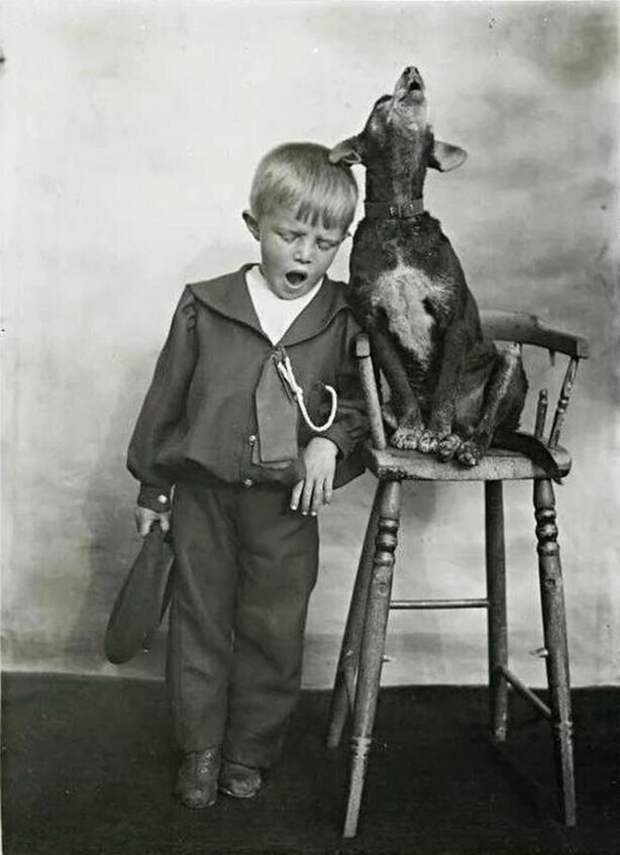 Маленький мальчик с любимой собакой поет в унисон. Австралия. 1939 год
