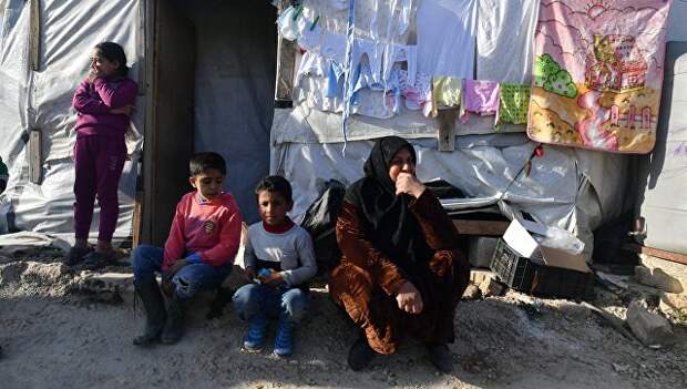 Женщина с детьми в палаточном лагере для сирийских беженцев долине Бекаа в Ливане. Архивное фото