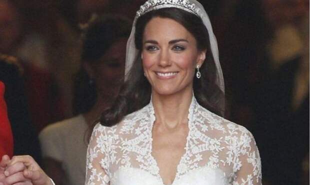 38 пуговичек, обтянутых органзой: как дизайнер Кейт Миддлтон, создавала ее легендарное свадебное платье