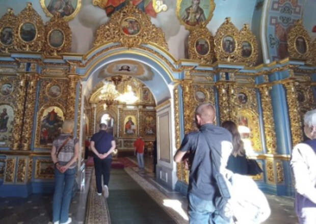 Представители ПЦУ провели богослужение в Киево-Печерской Лавре с завезённой массовкой Представители ПЦУ провели богослужение в Киево-Печерской Лавре с завезённой массовкой