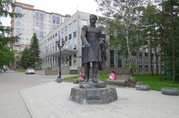 Памятник Г. И. Невельскому в Южно-Сахалинске.