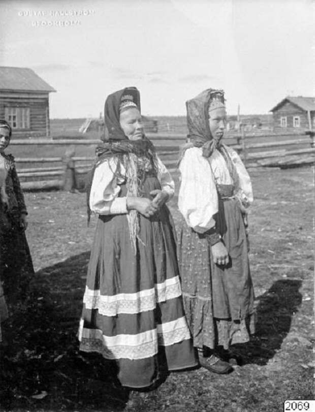 Женщины в традиционных костюмах. Женщины в традиционных костюмах.